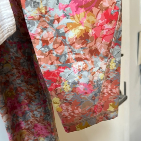 LULULEMON | High Rise Align with Pockets Floral Patterned Leggings 25” - Picture 13 of 16